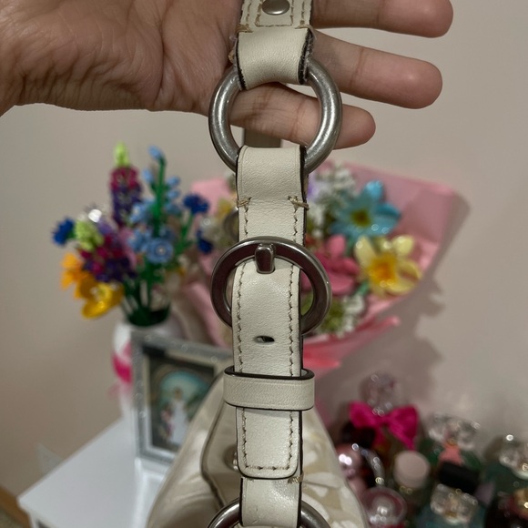 Coach Cream Shoulder Bag with Timeless Elegance - Picture 3 of 6